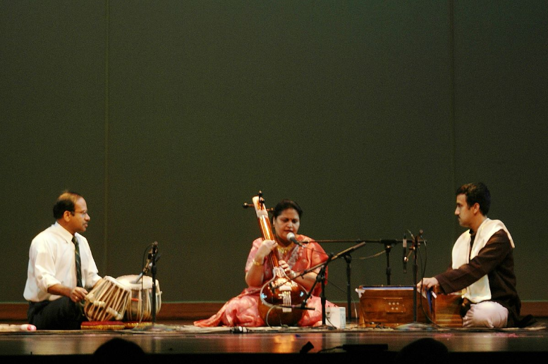 A photo of Indian classical music, which is combined with the harmony-focused Western classical music to produce the musical style known as Melharmony.   
Photo by Josetxu Obregón, licensed under CC BY-SA 4.0 (https://creativecommons.org/licenses/by-sa/4.0/).