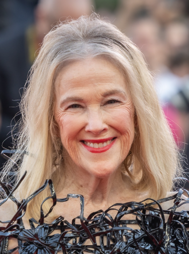 The influential Catherine O’Hara poses on the Red Carpet.

Licensed under CC BY-SA 4.0 (https://creativecommons.org/licenses/by/4.0/deed.en).