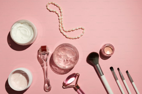 Some of the most popular makeup tools are makeup brushes, creams, and jade rollers.